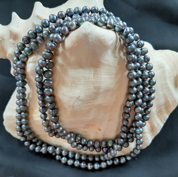 Jewelry - Pearl necklace